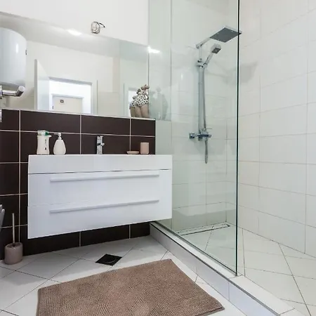 Hoplite 2br With Free Parking Apartment