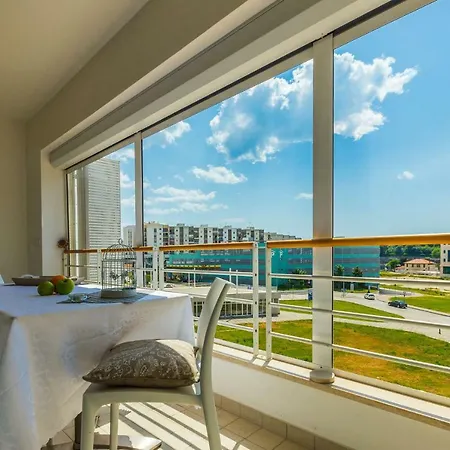 Hoplite 2br With Free Parking