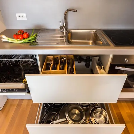 Hoplite 2br With Free Parking *