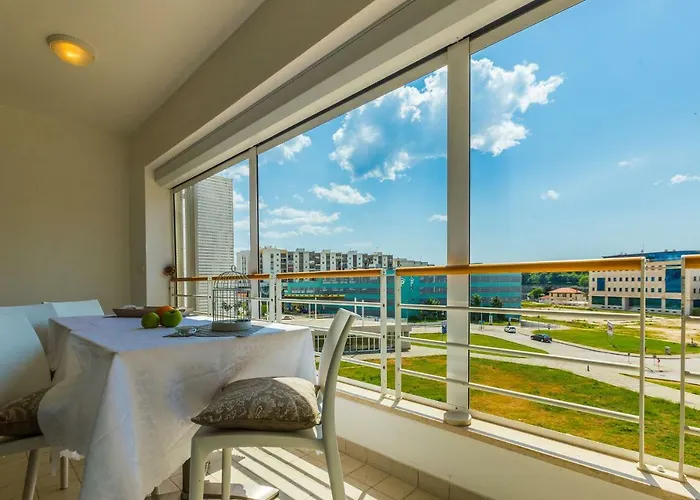 Hoplite 2br With Free Parking